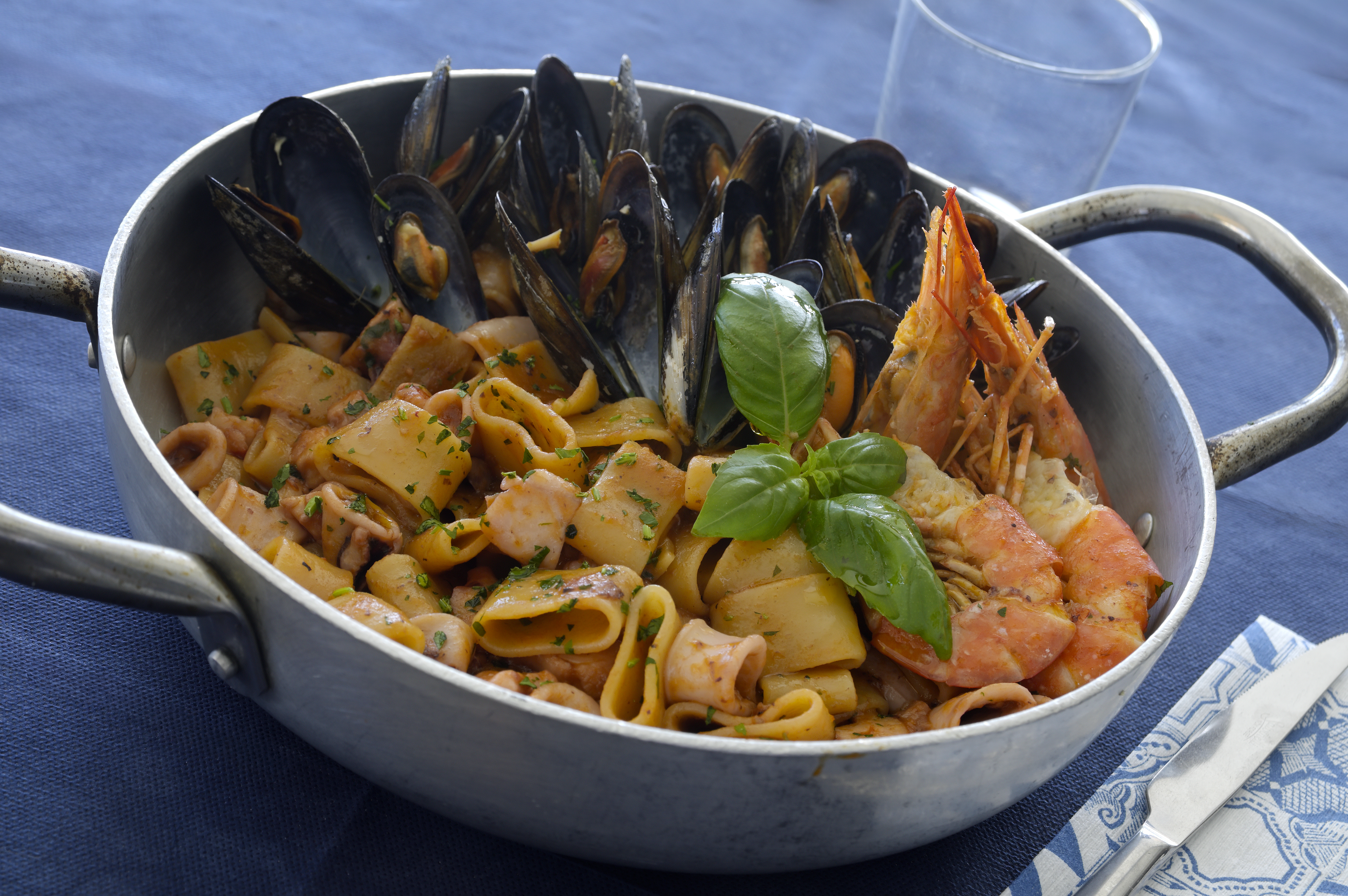 Calamarata con frutti di mare freschi